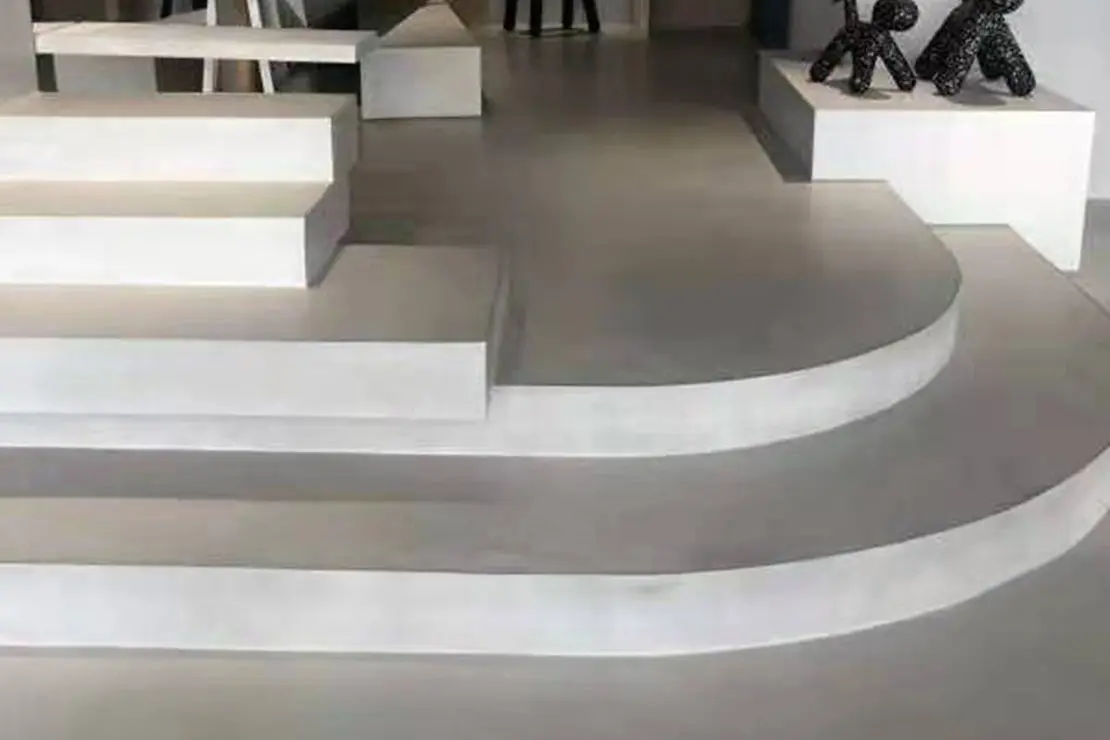 Escalera de microcemento con formas curvas y cuadradas